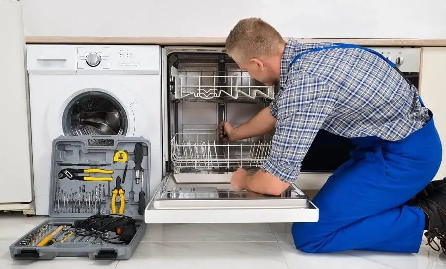 Ödemiş Luxell servisi teknisyen ekibi beyaz eşya tamiri yaparken